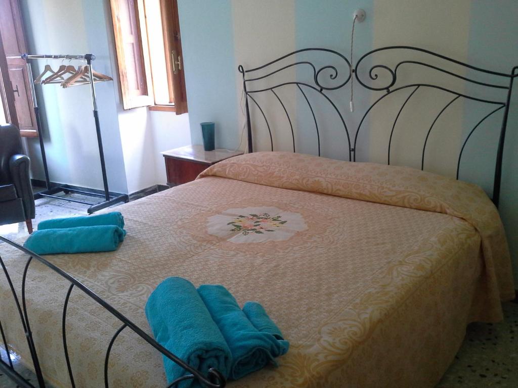 Civitanova del SannioにあるLa Ruvva B&Bのベッドルーム1室(青い枕のベッド1台付)