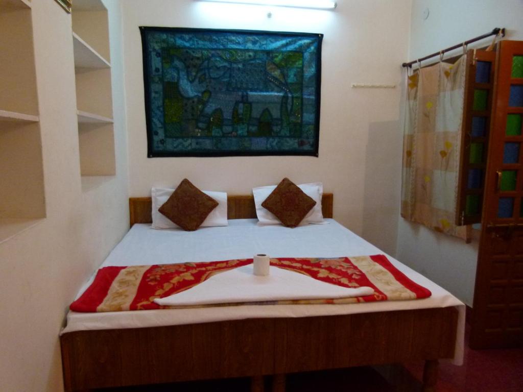 Postel nebo postele na pokoji v ubytování Gajanand Guest House