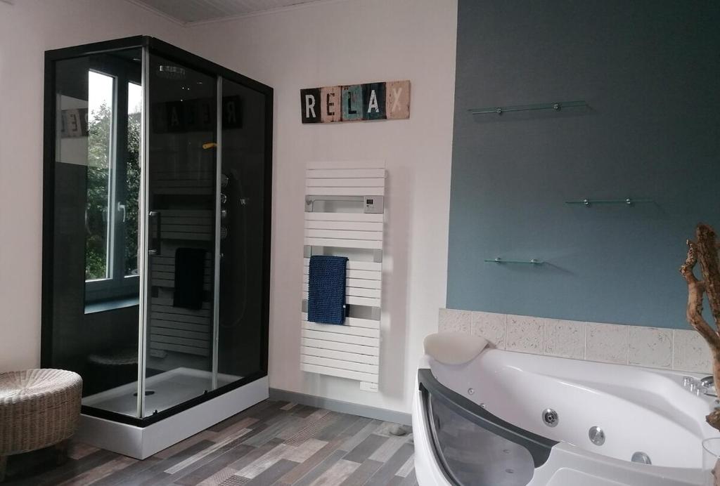 Ein Badezimmer in der Unterkunft Maison K&eacute;rity with Jacuzzi &ndash; Terrace