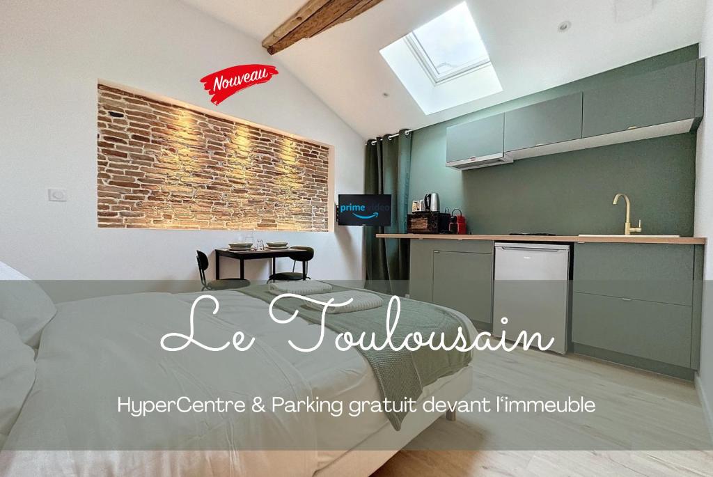 a kitchen and living room with a bed and a table at [PARENTHESE] Le Toulousain in Saint-Jory