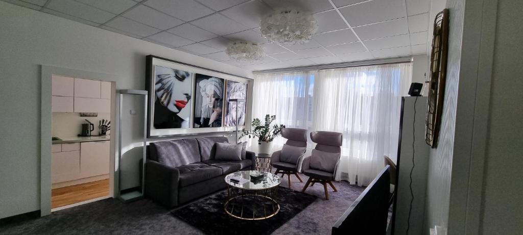 un soggiorno con divano e tavolo di Sluníčkový apartmán A9 v Chomutově a Chomutov