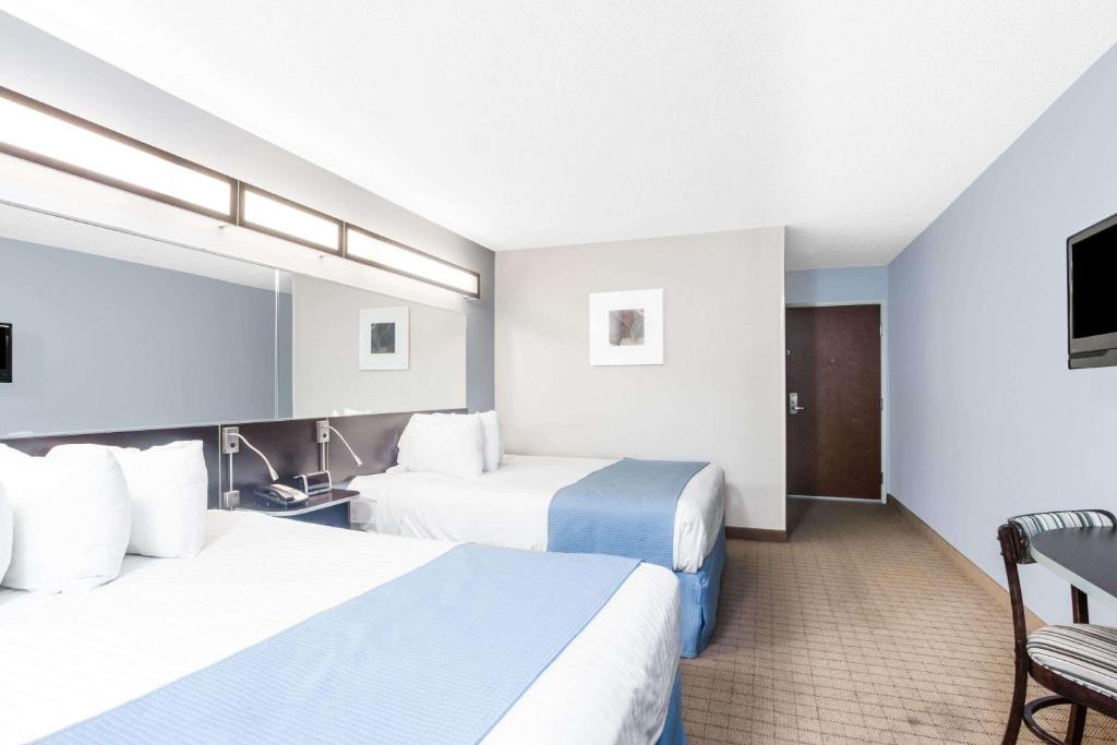 Postel nebo postele na pokoji v ubytování Microtel Inn & Suites Bath