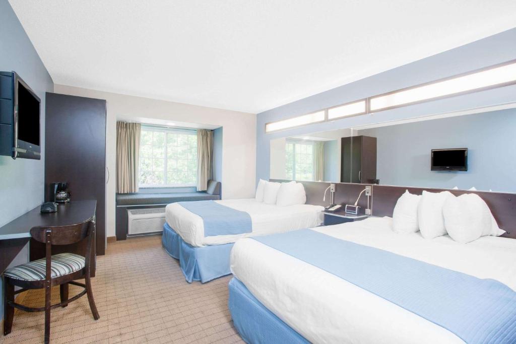 Postel nebo postele na pokoji v ubytování Microtel Inn & Suites Bath