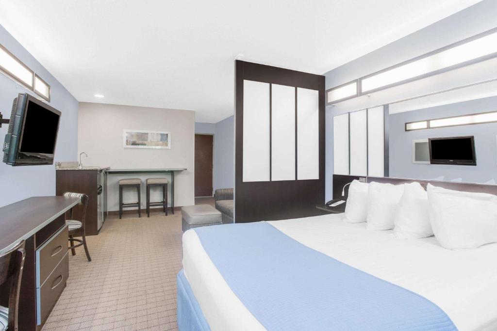 TV a/nebo společenská místnost v ubytování Microtel Inn & Suites Bath