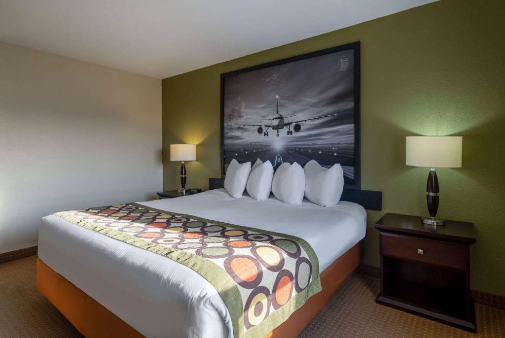 Una cama o camas en una habitación de Super 8 by Wyndham Edmonton International Airport