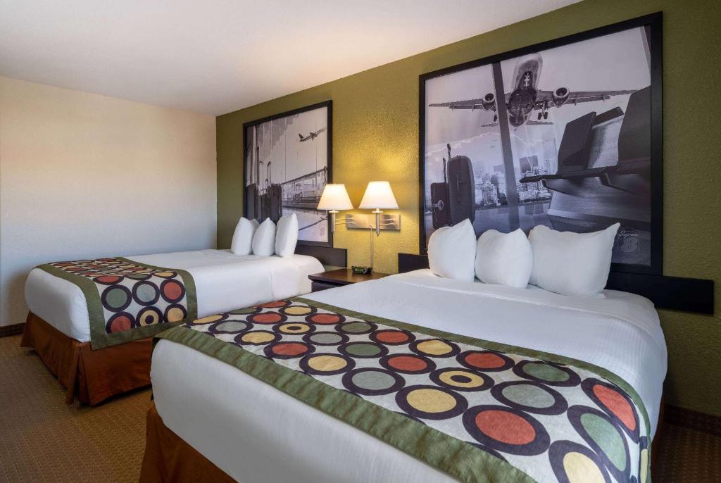 Una cama o camas en una habitación de Super 8 by Wyndham Edmonton International Airport