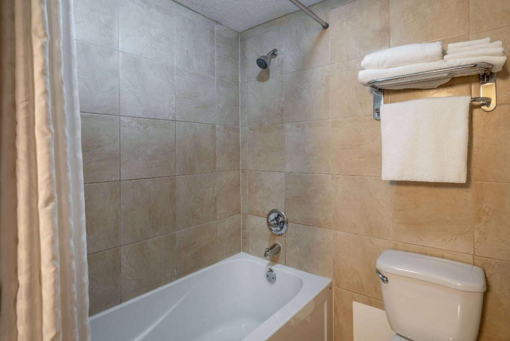 Un baño de Super 8 by Wyndham Edmonton International Airport