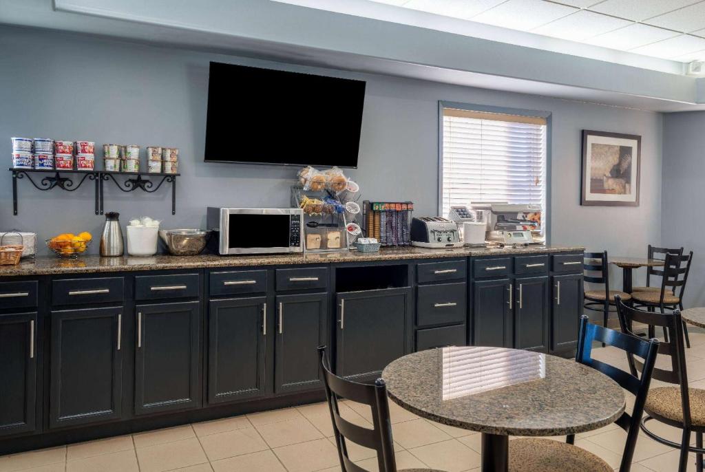 Tetera y cafetera en Super 8 by Wyndham Edmonton International Airport