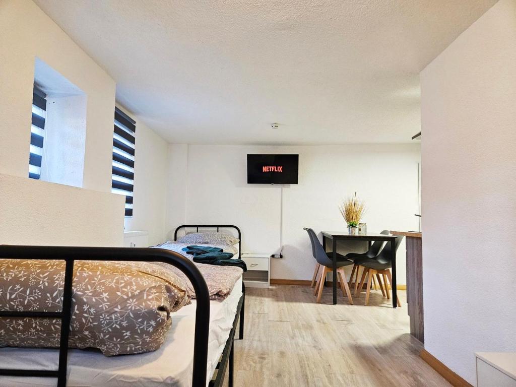 1 dormitorio con 1 cama y 1 mesa con reloj en la pared en Apartment in Vaihingen an der Enz - Ensingen, en Vaihingen an der Enz