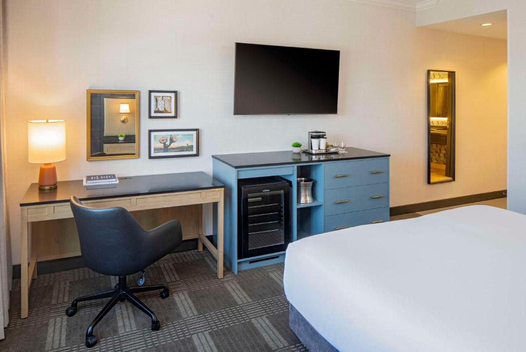 Hilton San Antonio Hill Country - 