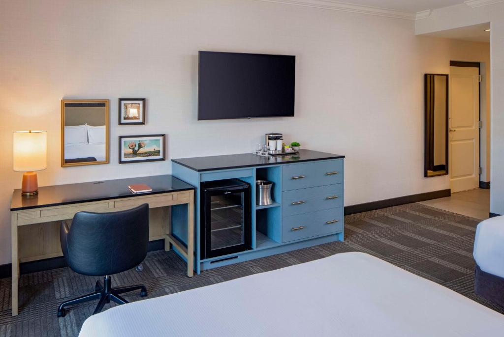 Hilton San Antonio Hill Country - 