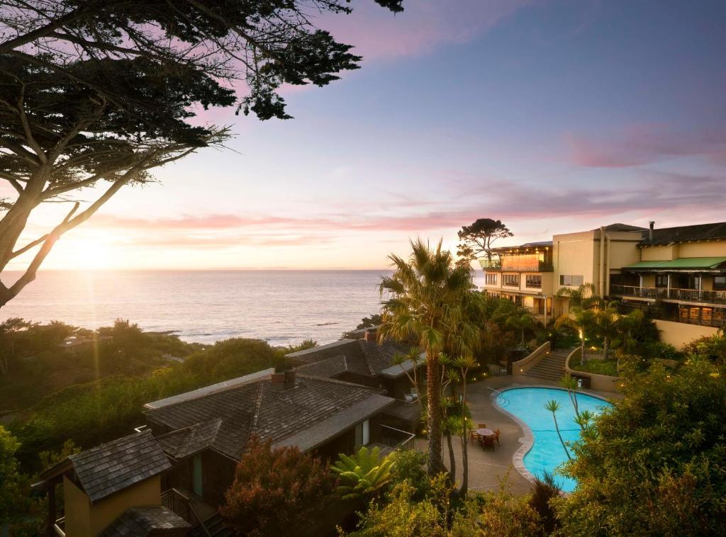 uma vista para o oceano a partir de um resort em Hyatt Vacation Club At Highlands Inn em Carmel