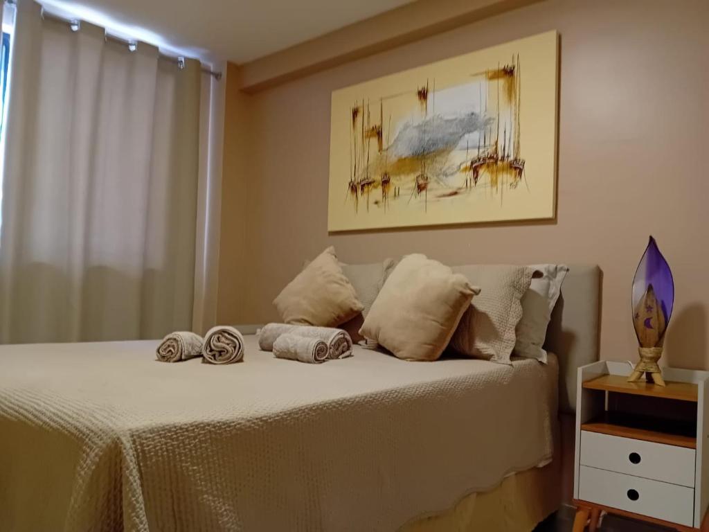 Un dormitorio con una cama con toallas. en Beira Mar: Bom Gosto e Conforto, en Fortaleza