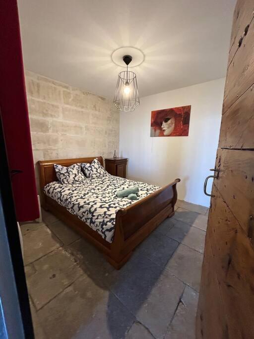 une chambre avec un lit dans une pièce dans l'établissement 