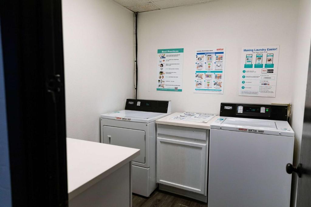 een wasruimte met 2 wasmachines en drogers bij Reside Seattle Downtown, a Wyndham Residence in Seattle