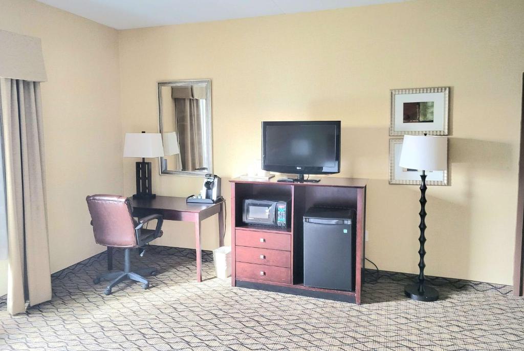 Wingate by Wyndham Kittanning - King Room - Disability Access