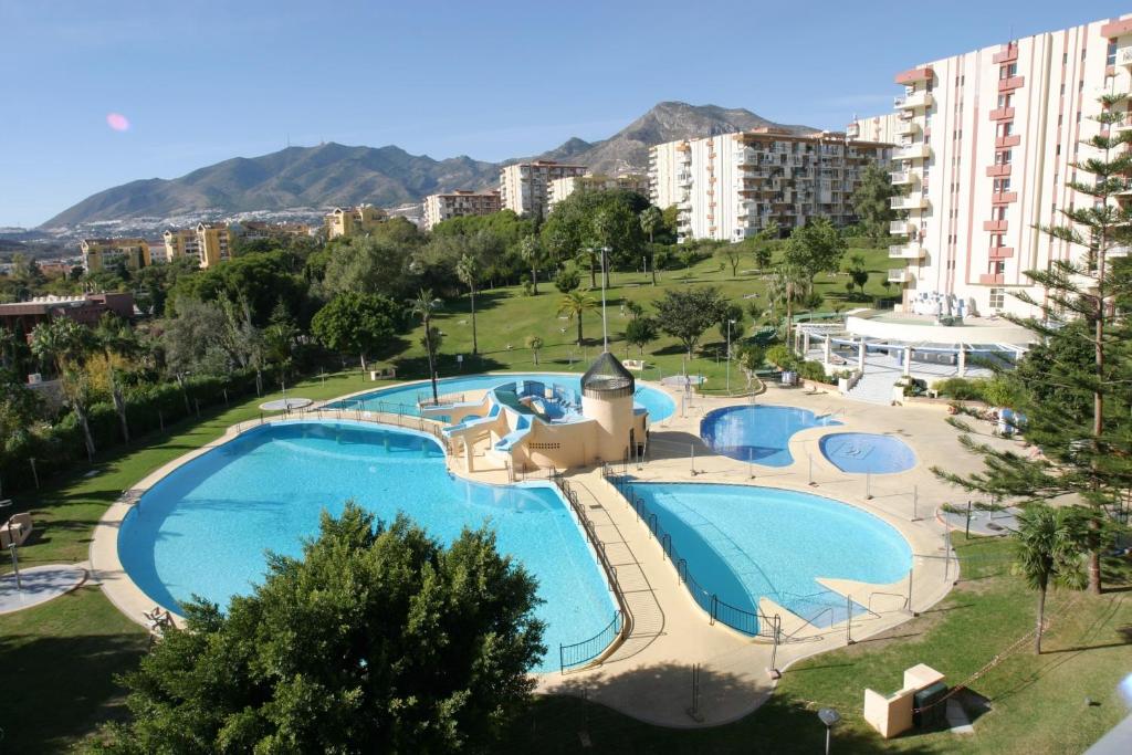 uitzicht op een groot zwembad in een stad bij Minerva Jupiter Apartments in Benalmádena