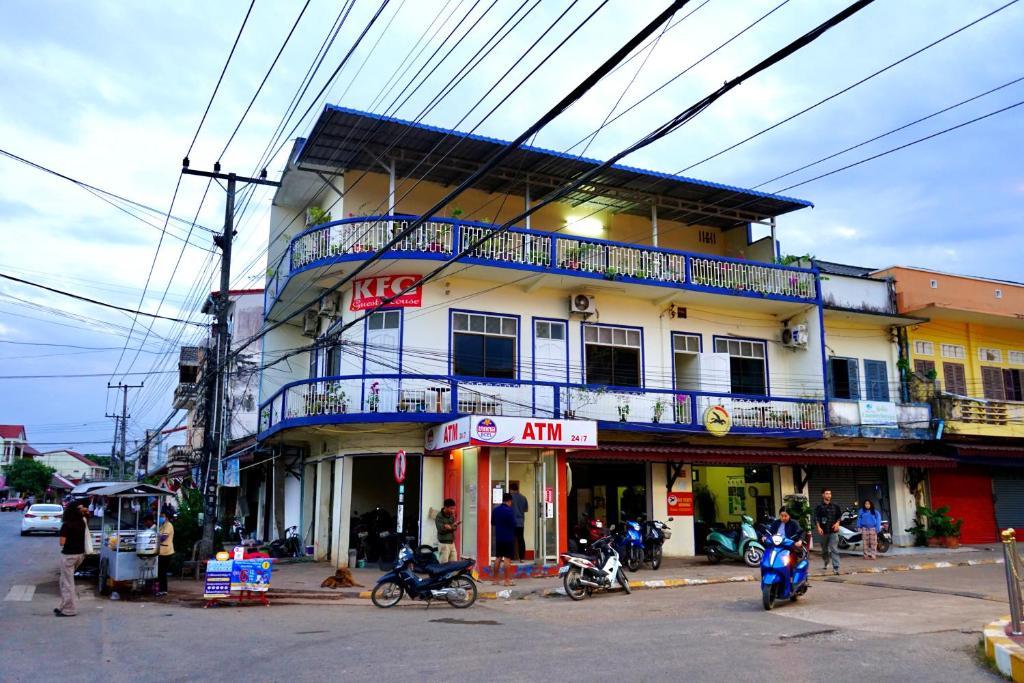 ein Gebäude, in dem Motorräder geparkt sind in der Unterkunft KFG Guesthouse in Thakhek