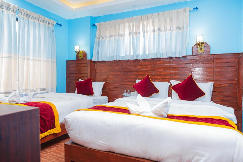 Ein Bett oder Betten in einem Zimmer der Unterkunft Hotel The Billabong Garden Pokhara