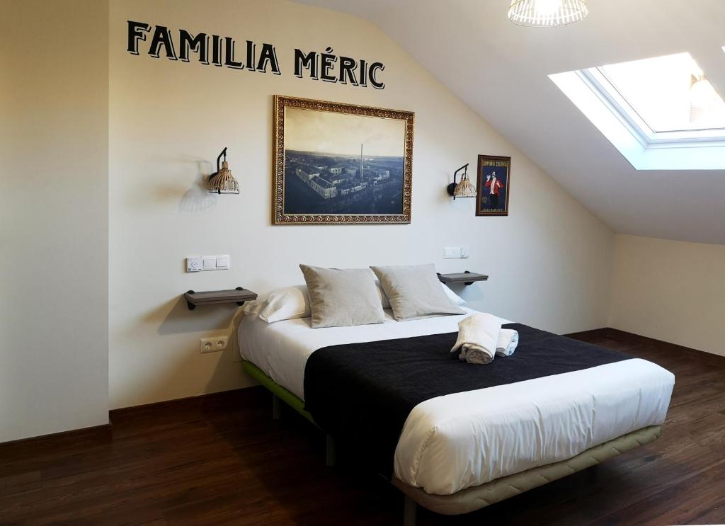 a bedroom with a bed and a sign on the wall at El Indio CHocolatería Boutique Hostel in Pinto