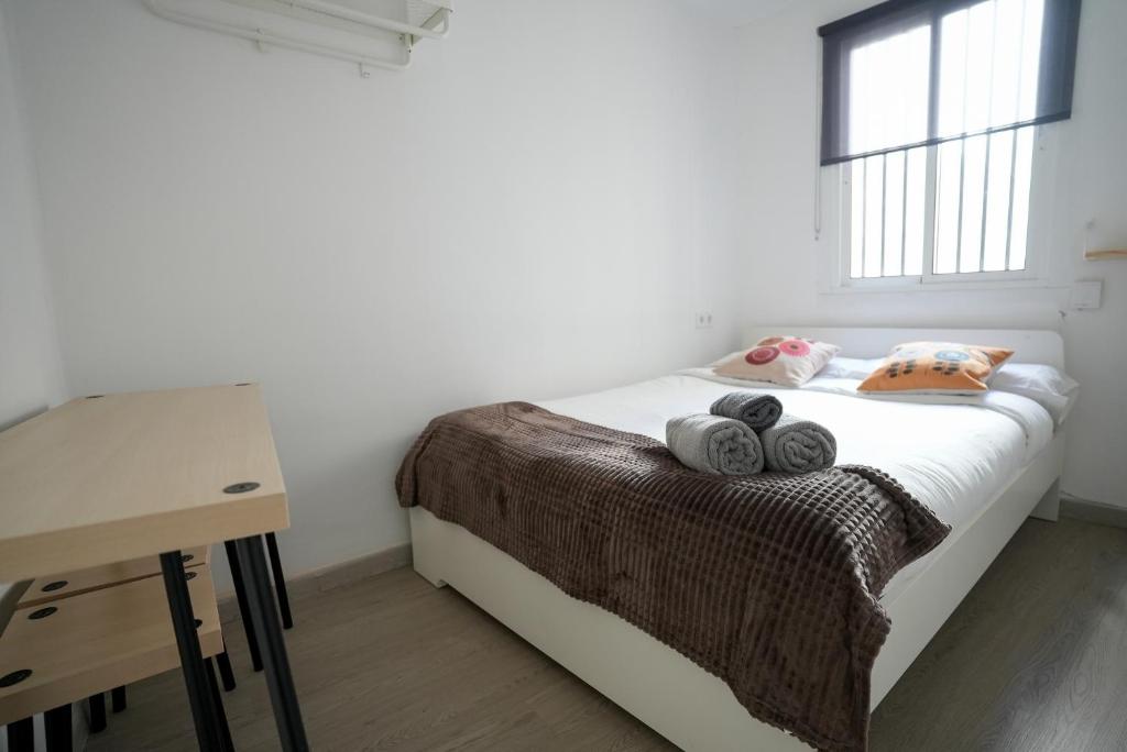 A bed or beds in a room at Excellent location Malaga centro historico 2 bed flat