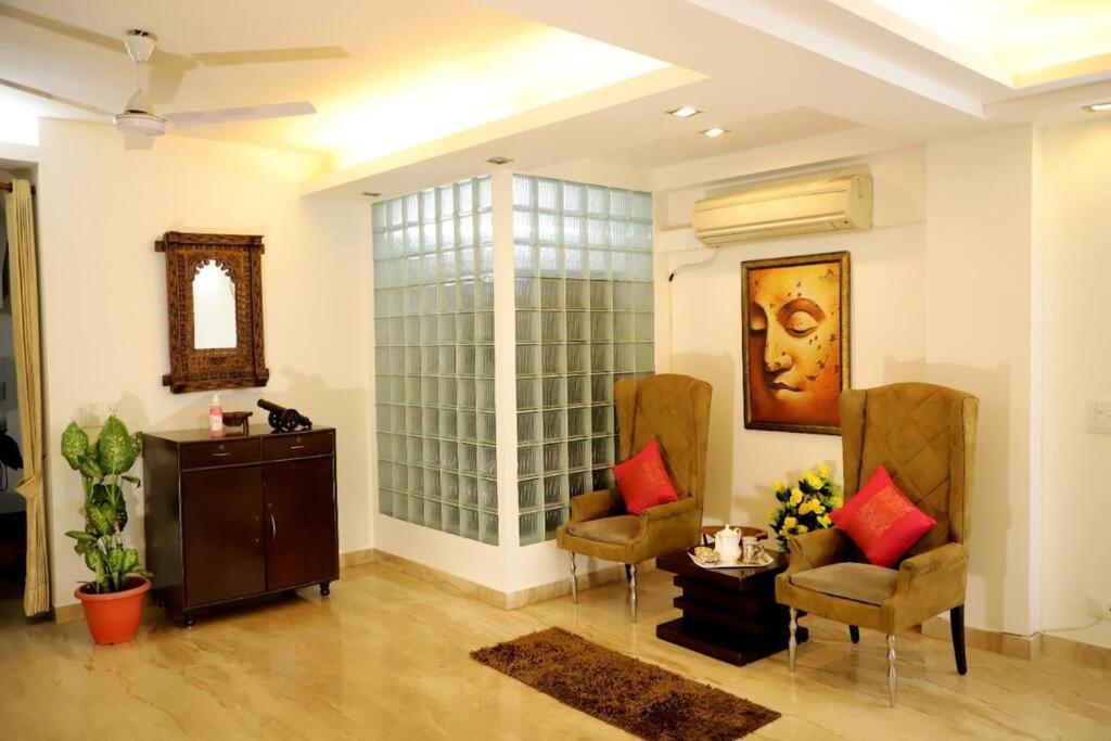 - un salon avec deux chaises et une table dans l'établissement Fortune Home Service Apartment 3Bhk,J-215 Saket, à New Delhi