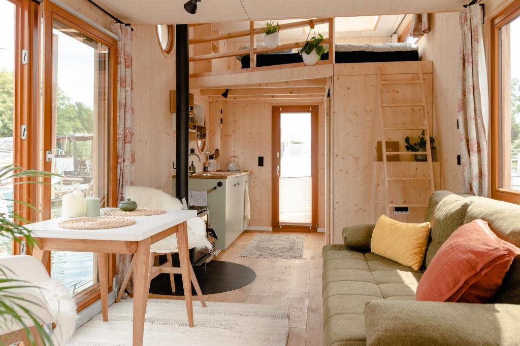 Posezení v ubytování Tiny-Hausboot Irene mit Kamin und Dachterrassenlounge
