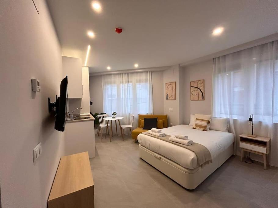 una camera con un grande letto e un soggiorno di Cozy studio in Tetuan - EN 1/8 a Madrid
