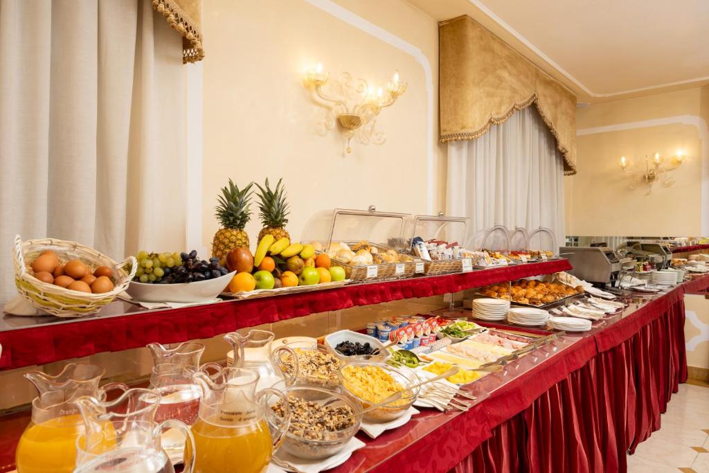 Makanan di atau berdekatan hotel