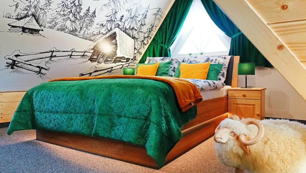 un dormitorio con una cama con una oveja de pie junto a ella en Apartament - Willa Na Górskim Szlaku en Murzasichle