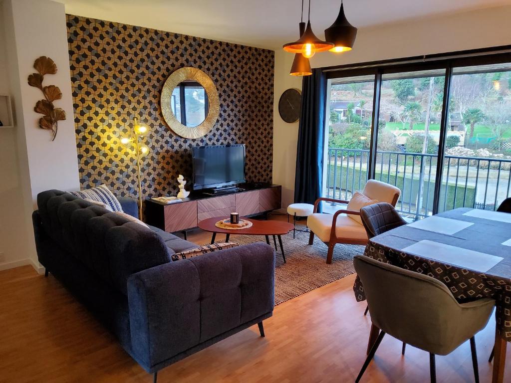 un salon avec un canapé et une table dans l'établissement Les goélands, à Perros-Guirec