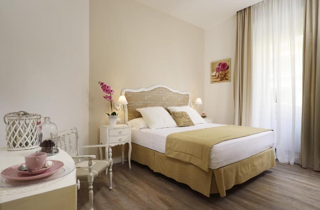 - une chambre avec un grand lit et une table dans l'établissement Vaticano Charming Rooms, à Rome