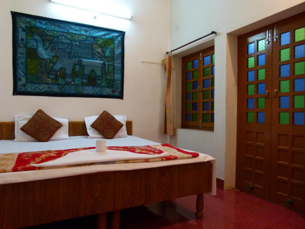 Postel nebo postele na pokoji v ubytování Gajanand Guest House
