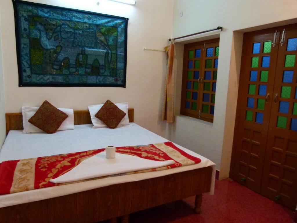 Postel nebo postele na pokoji v ubytování Gajanand Guest House