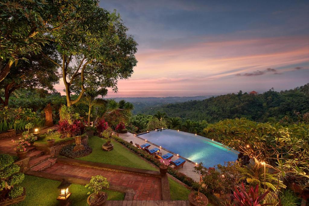 una vista aérea de una piscina en un jardín en Villa Patria, en Lovina