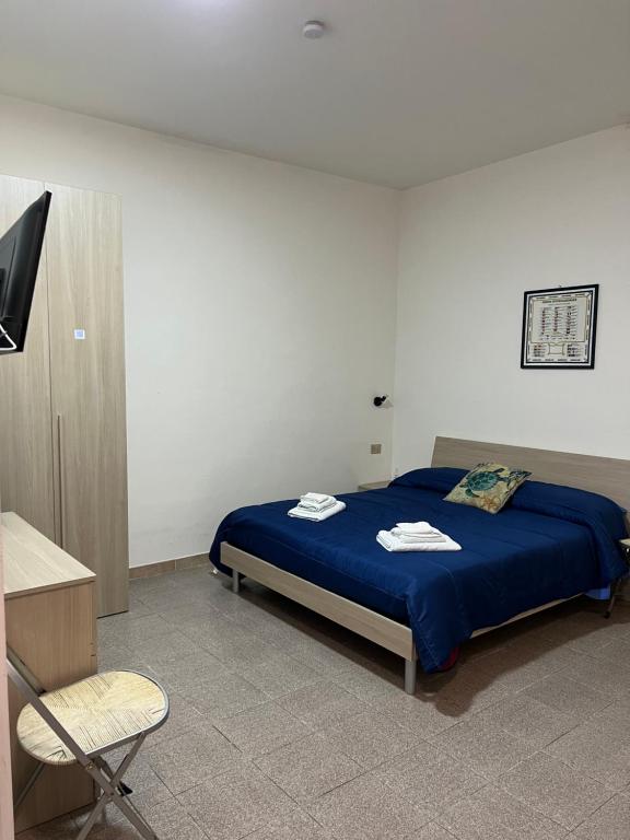 1 dormitorio con cama, escritorio y silla en B&B Casa Vacanze Stella Di Mare, en Battipaglia