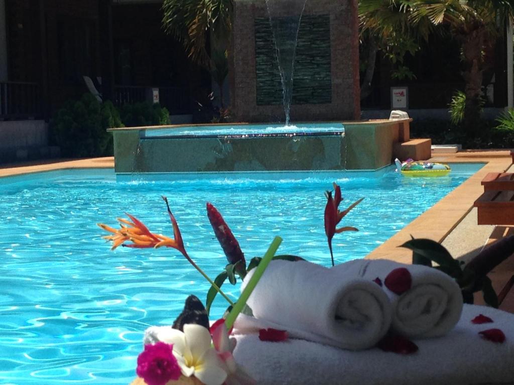 Bazén v ubytování Khum Laanta Resort - SHA Extra Plus nebo v jeho okolí