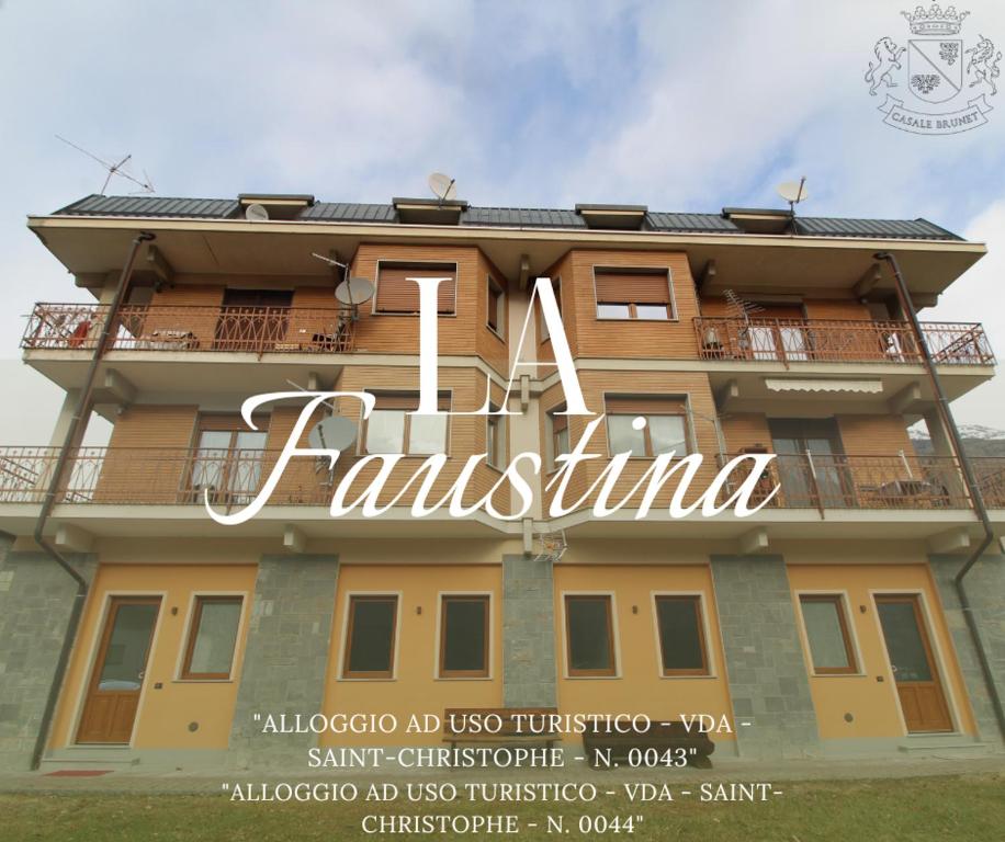 un edificio con un cartello che dice "I familia" di La Faustina Aosta ad Aosta