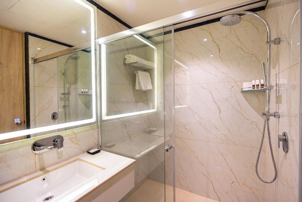 Bilik mandi di Clarks inn Express Ayodhya