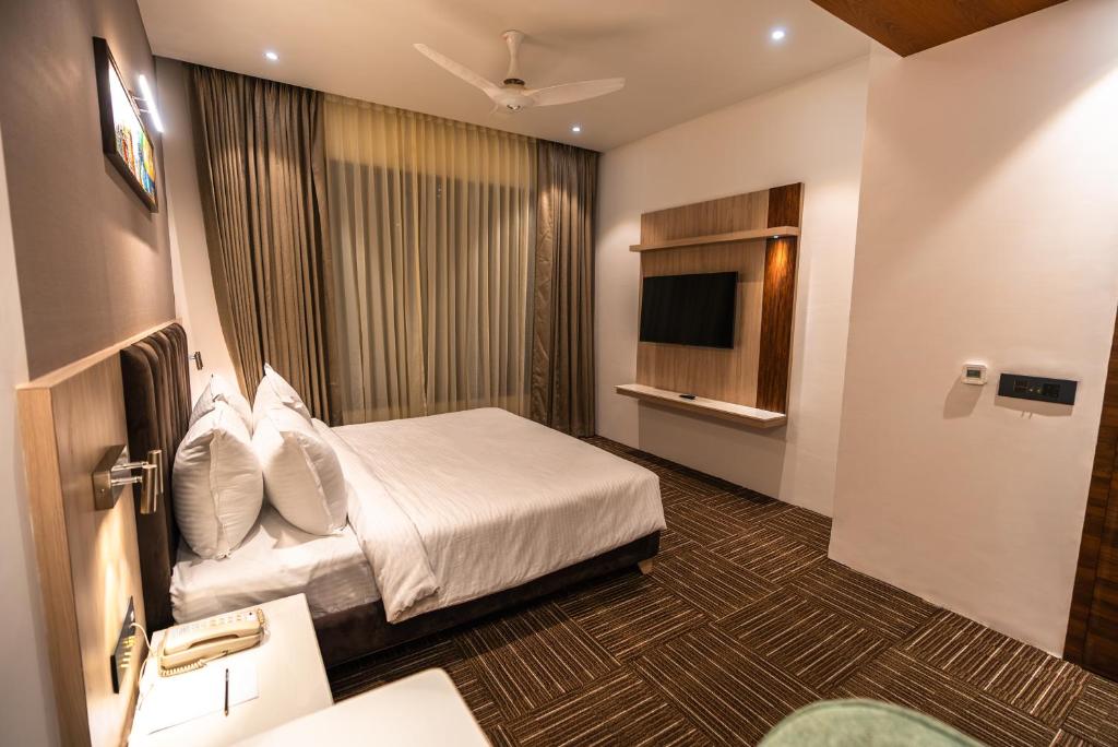 Katil atau katil-katil dalam bilik di Clarks inn Express Ayodhya