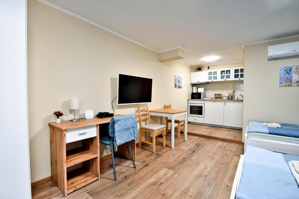 Kuchyň nebo kuchyňský kout v ubytování Palmy Apartmanhouse Maglód