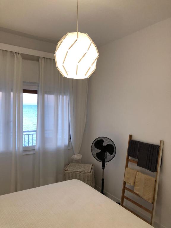 Postel nebo postele na pokoji v ubytování Cozy Seaview Apartment