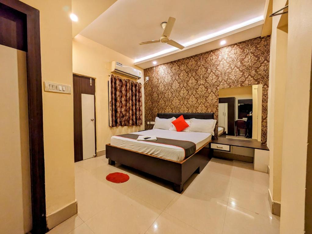 una camera con letto king-size e specchio di HOTEL SUN CITY a Puri