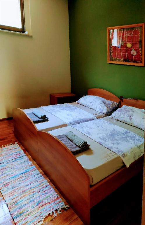 Rúm í herbergi á Zelena kuća- GREEN HOUSE