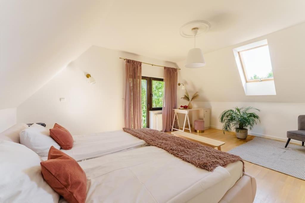 En eller flere senge i et værelse på Villa Betula