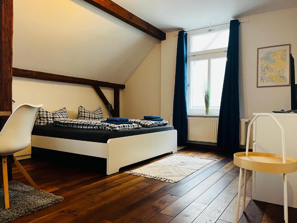 Schlafzimmer mit einem Bett und einem Fenster in der Unterkunft Kapitänshaus an der Warnow mit Sauna in Rostock