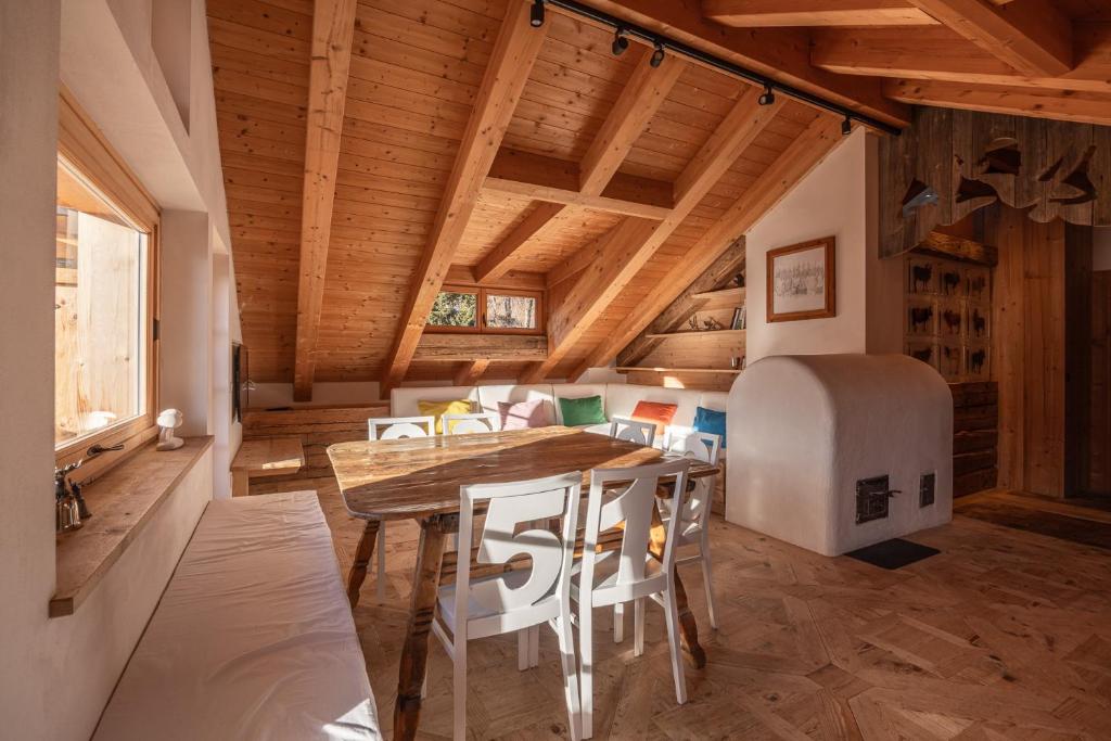 ein Zimmer mit einem Tisch und Stühlen in einem Haus in der Unterkunft Casa Campo 21 in Cortina d'Ampezzo