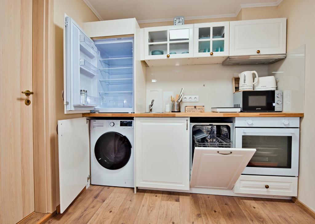 Kuchyň nebo kuchyňský kout v ubytování Palmy Apartmanhouse Maglód