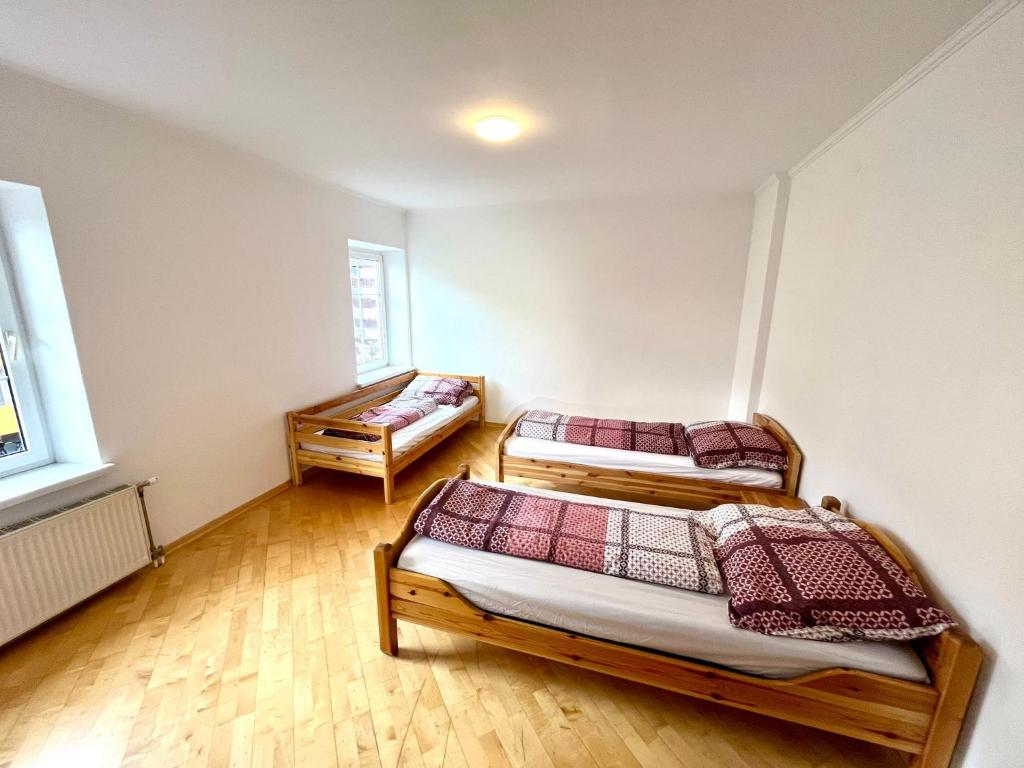 2 Betten in einem Zimmer mit Holzböden in der Unterkunft Monteurwohung Leoben, Uni, LCS in Judendorf