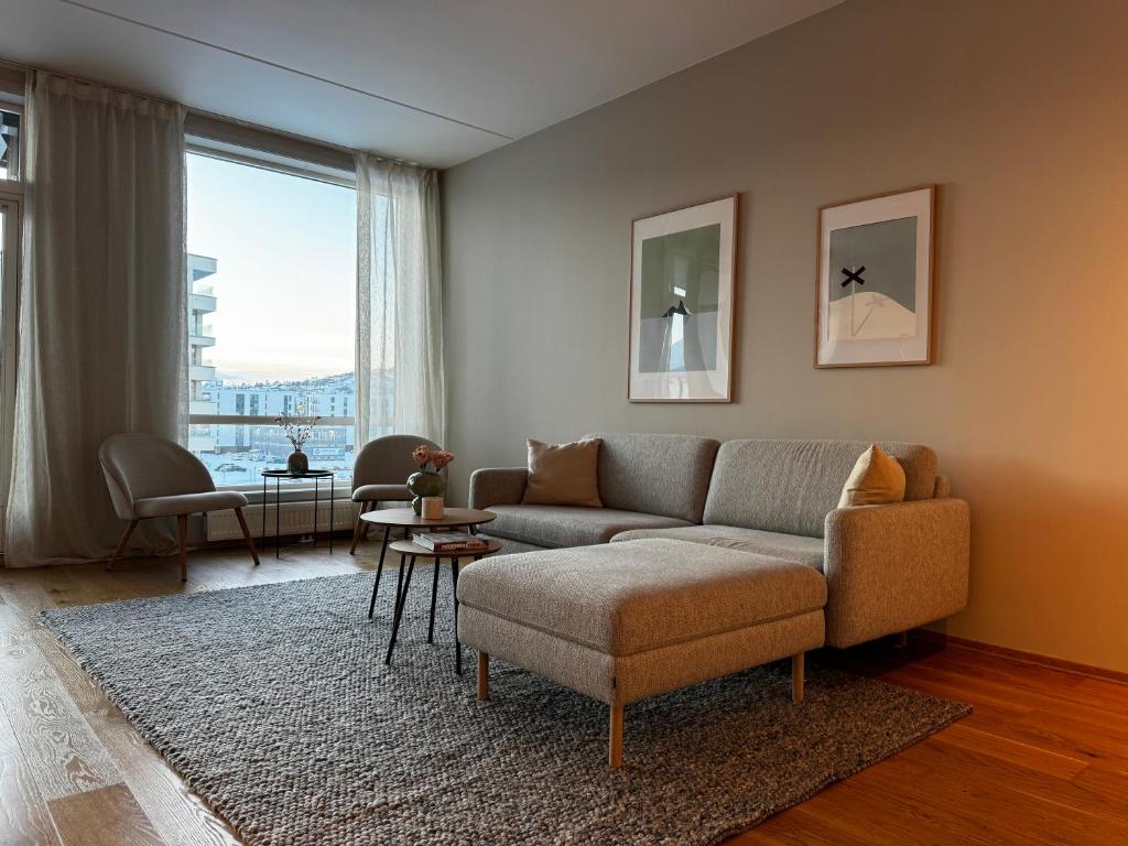 un salon avec un canapé et une table dans l'établissement North Estate Kræmer Brygge, à Tromsø